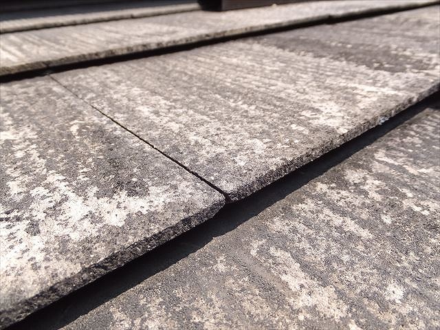 表面の塗装がなくなりカビが生えているスレート板